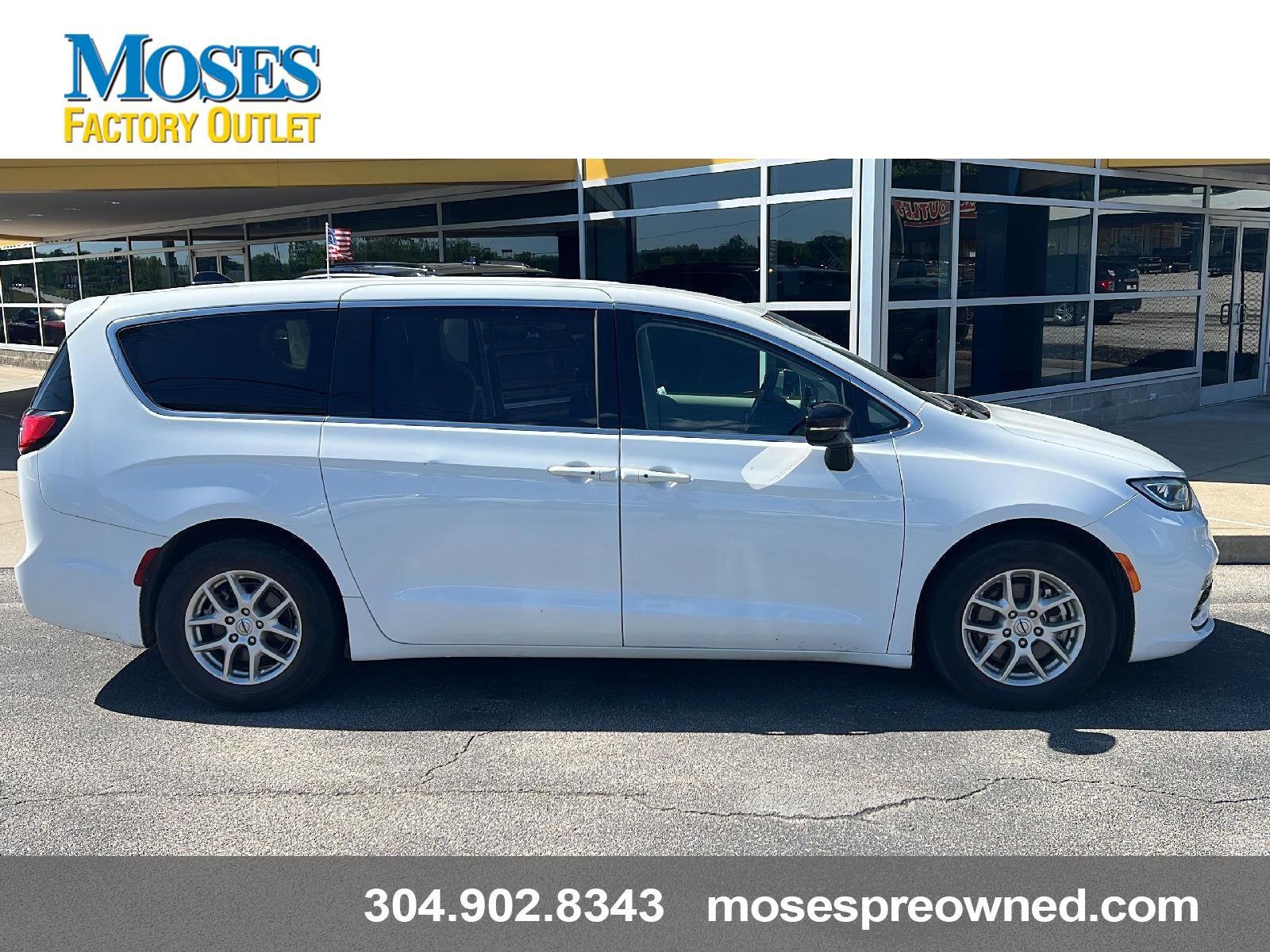 2024 Chrysler Pacifica Touring L's photo