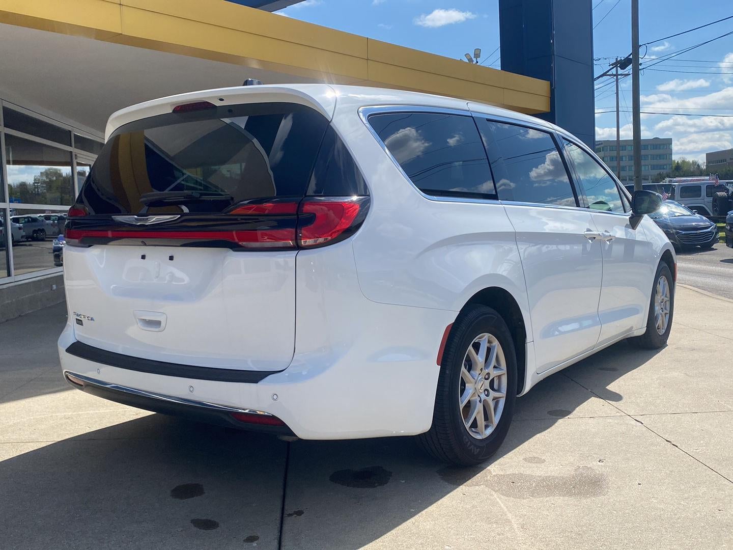2025 Chrysler Pacifica Select