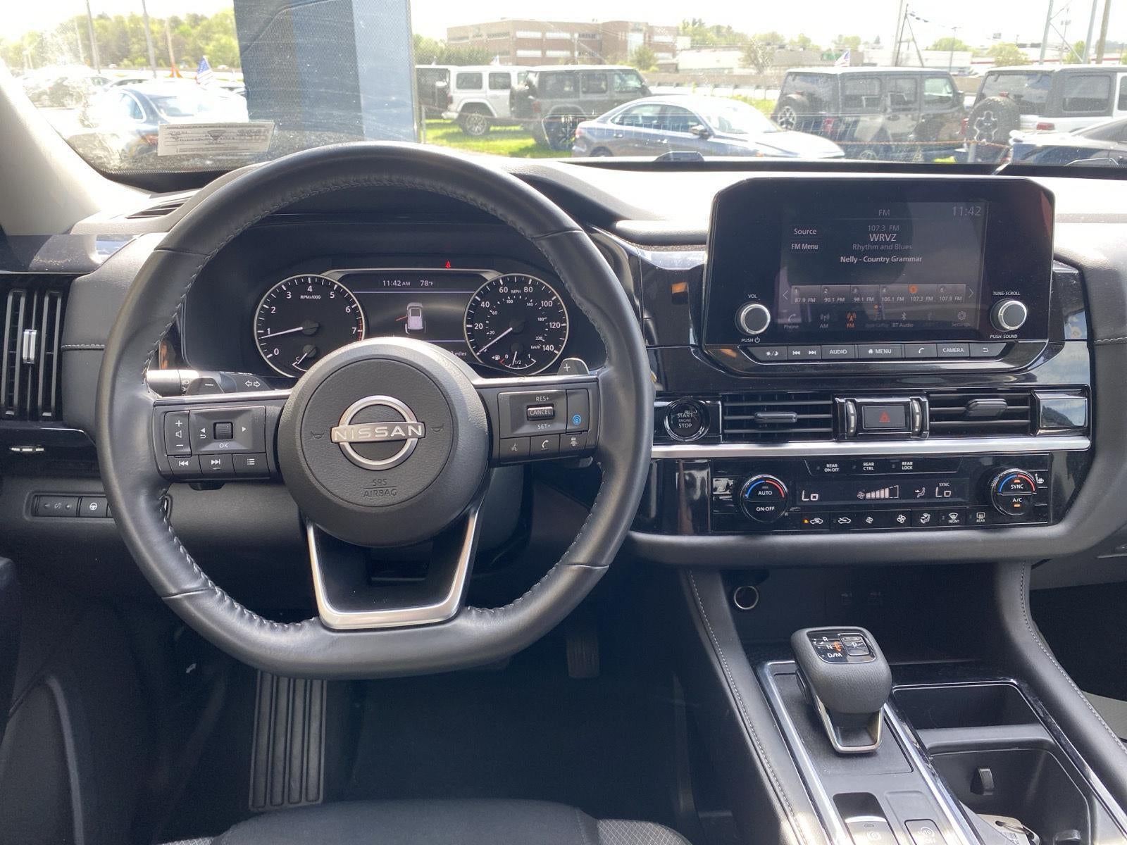 2025 Nissan Pathfinder SV