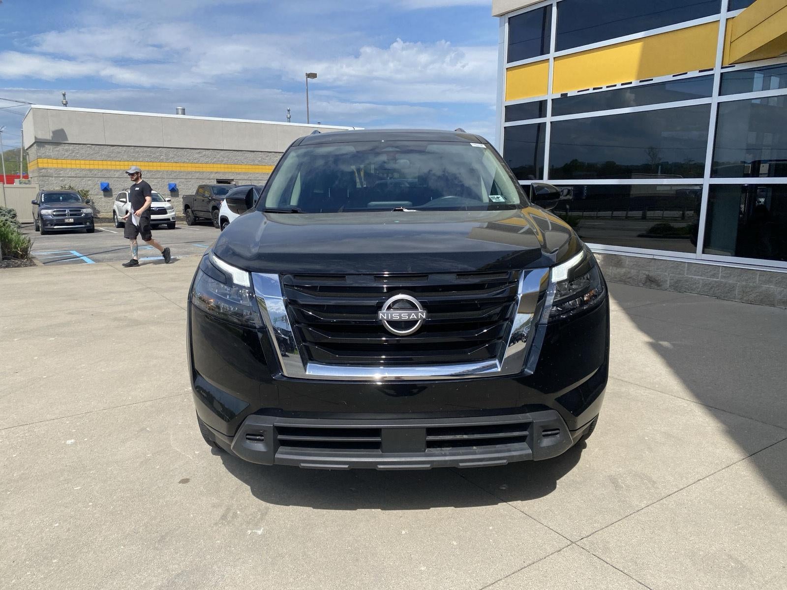 2025 Nissan Pathfinder SV