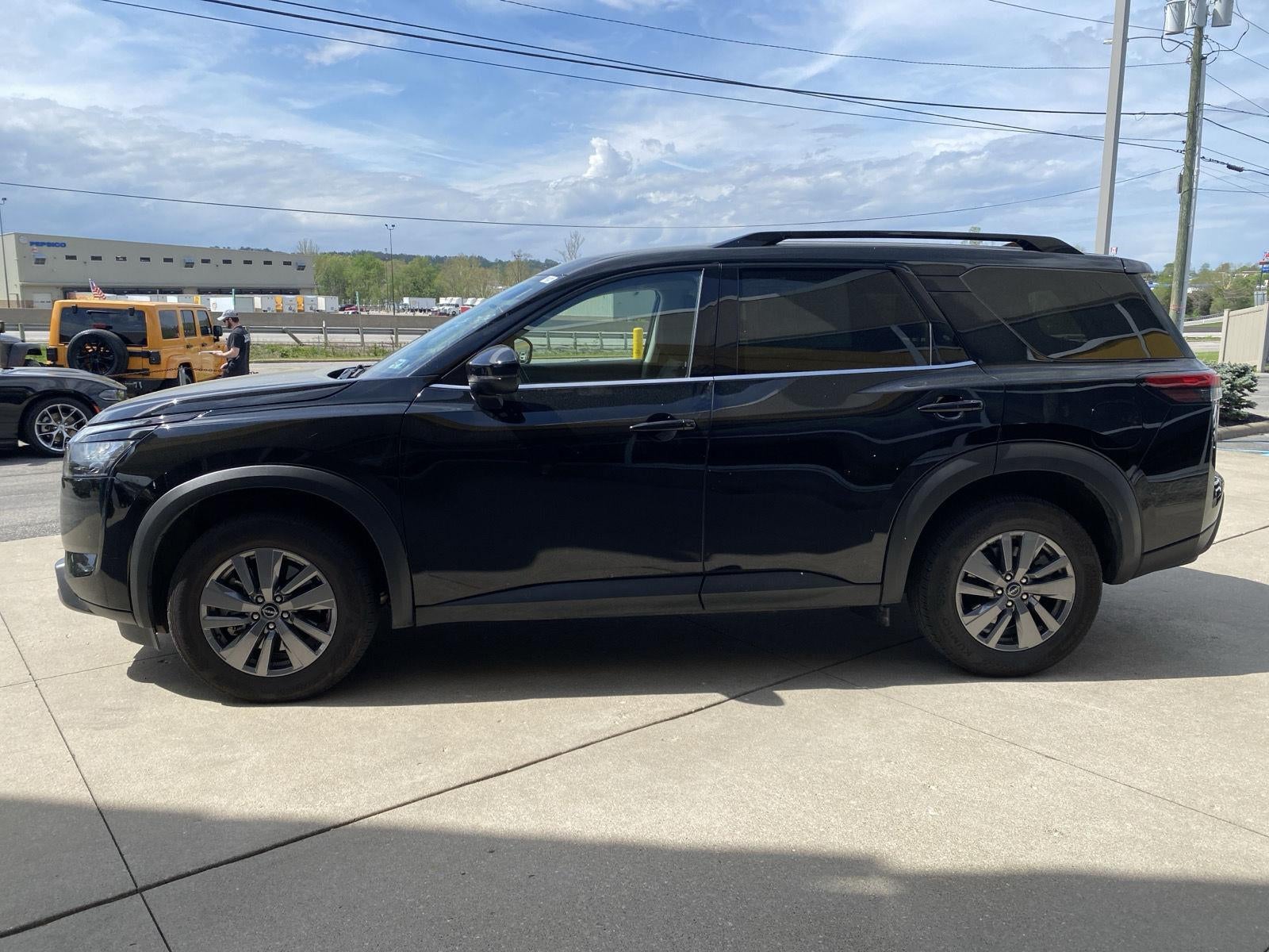 2025 Nissan Pathfinder SV