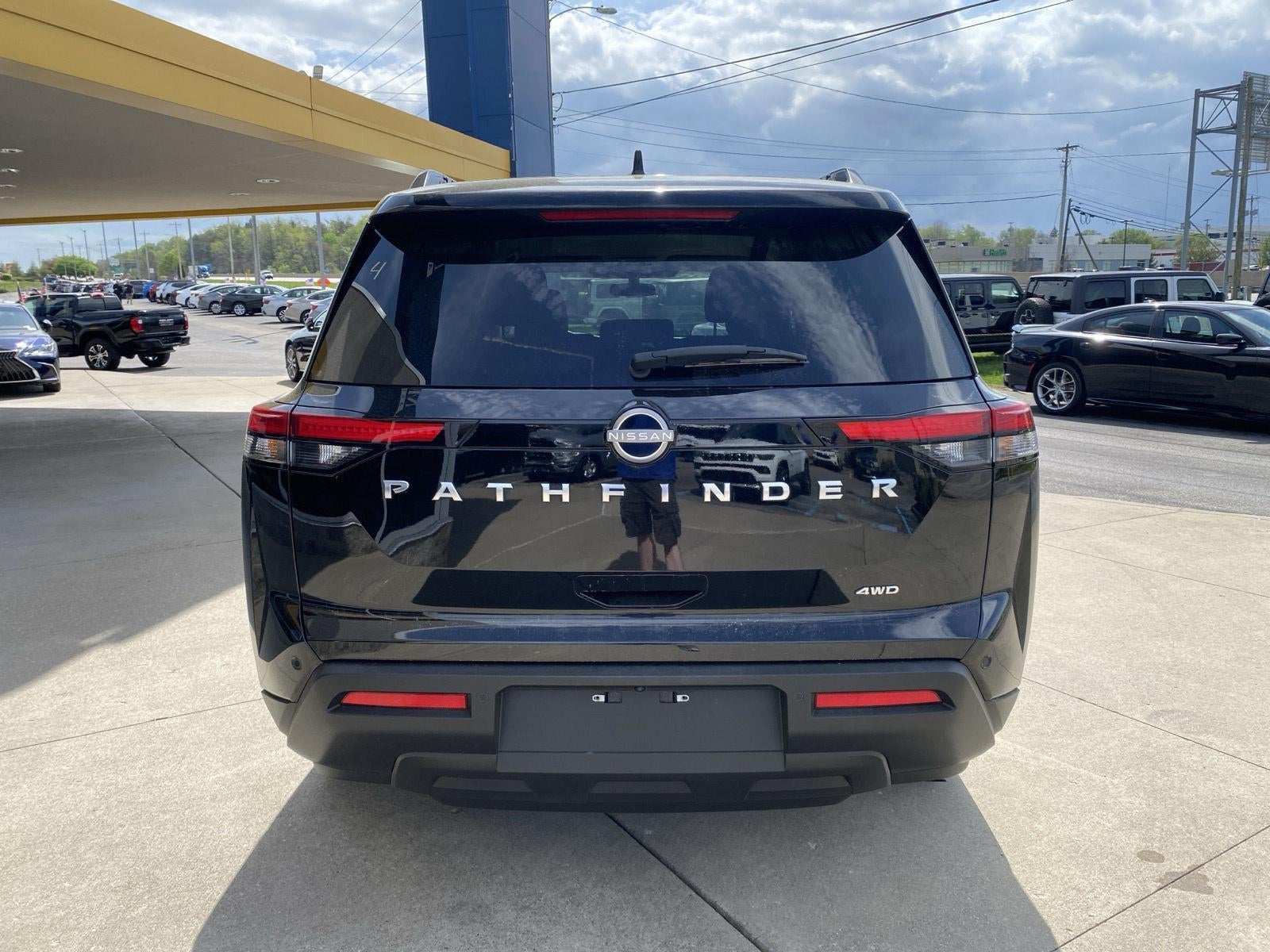 2025 Nissan Pathfinder SV